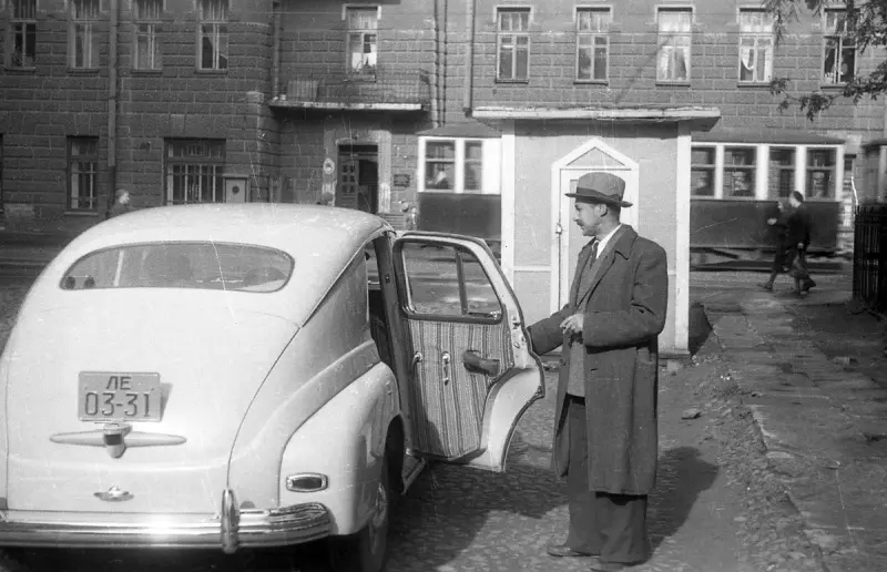 Элегантный мужчина с «Победой» на углу Ропшинской и Чкаловского Мужчина у автомобиля Победа на Петроградской стороне