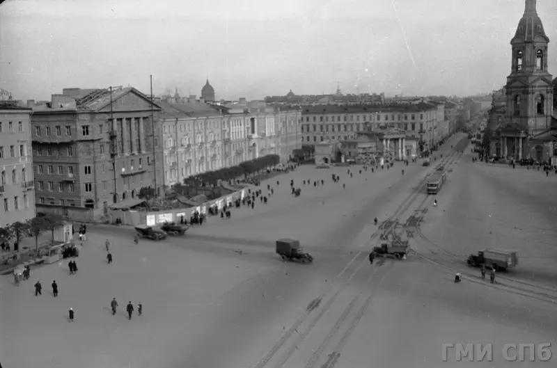 Сенная площадь после сноса торговых павильонов Сенная площадь после реконструкции