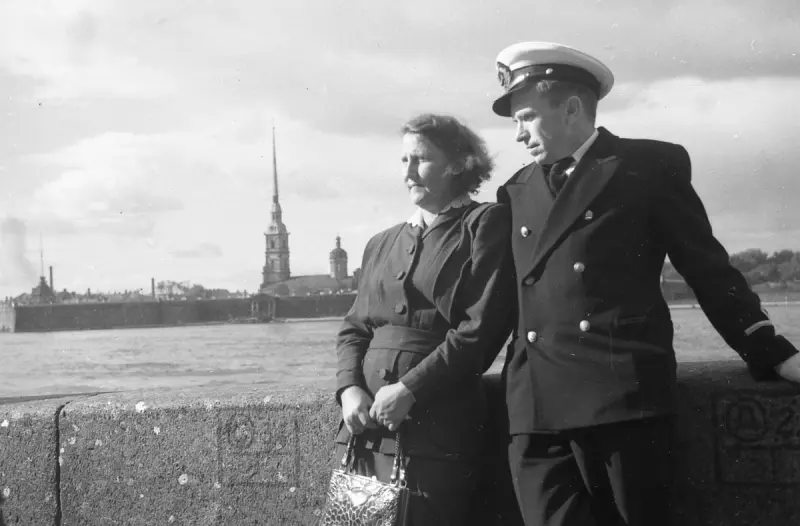 Пара на Дворцовой набережной Пара на Дворцовой набережной