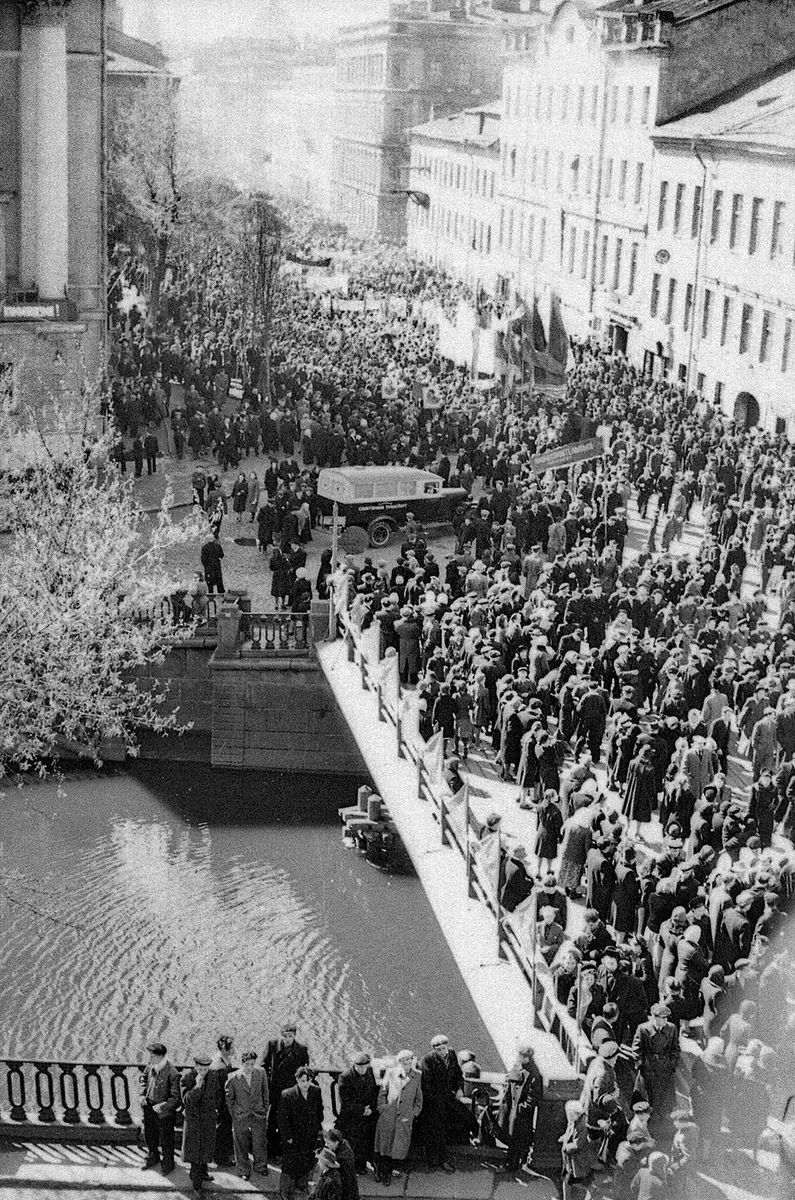 Проспект Майорова (ныне — Вознесенский) в дни майских праздников Проспект Майорова у Вознесенского моста