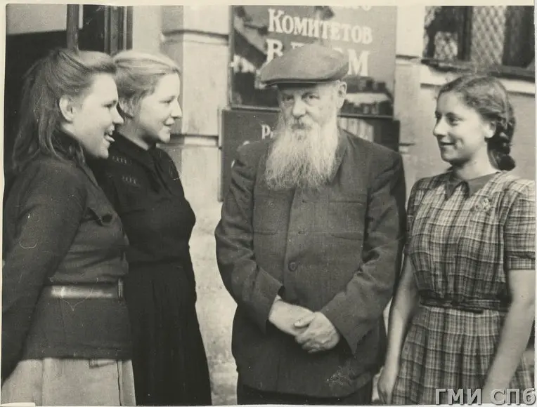 Писатель Павел Бажов общается с комсомолками Павел Бажов с комсомолками