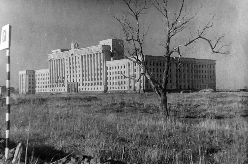 Дом Советов на Московской площади, стоящий в чистом поле Дом Советов в чистом поле