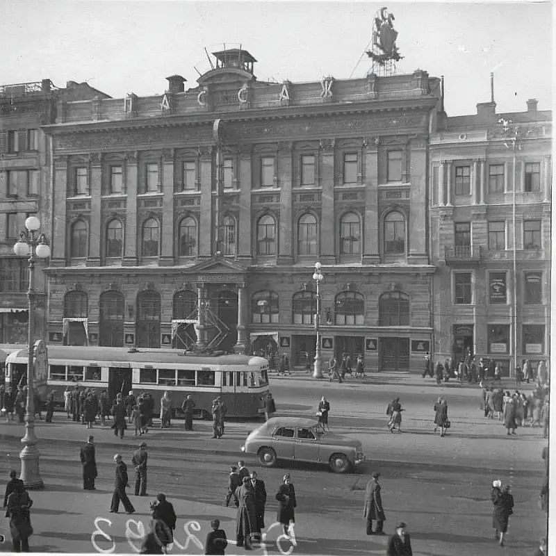 Невский проспект и Пассаж. Автор фото — П.Федотов Невский проспект с трамваями в 1949 году