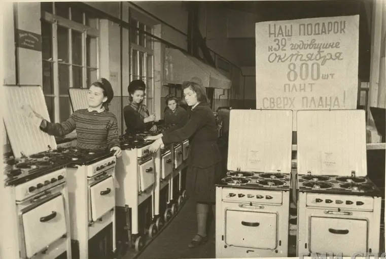 Сборка газовых плит сверх плана на заводе «Ленгазаппарат» Завод Ленгазаппарат в 1949 году