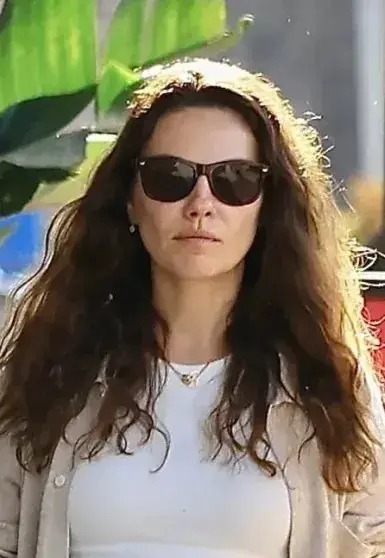 Мила Кунис вышла в свет с подросшей дочерью