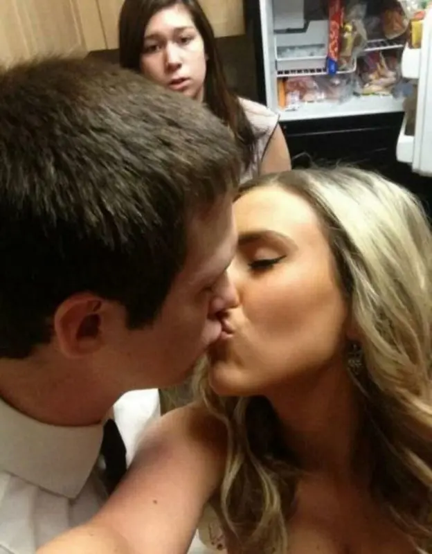 Три девушки, одна из которых явно лишняя