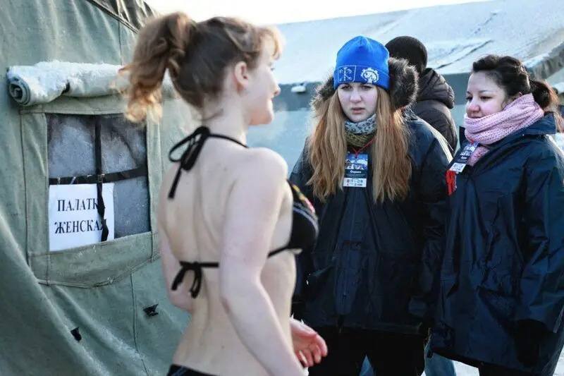 Две женщины, одна из которых явно раздражена