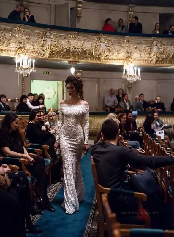 Девушка в эффектном наряде привлекает внимание