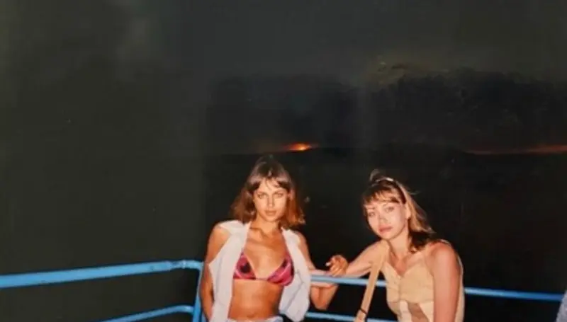 Ностальгия по 90-м: Ирина Шейк показала архивные фото своей юности в Челябинской области