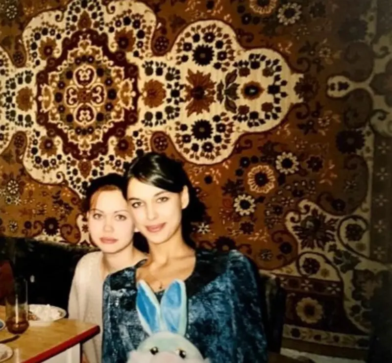 Ностальгия по 90-м: Ирина Шейк показала архивные фото своей юности в Челябинской области