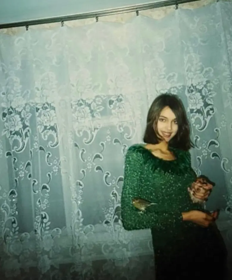 Ностальгия по 90-м: Ирина Шейк показала архивные фото своей юности в Челябинской области