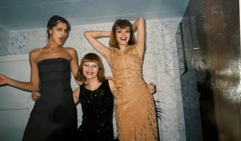 Ностальгия по 90-м: Ирина Шейк показала архивные фото своей юности в Челябинской области