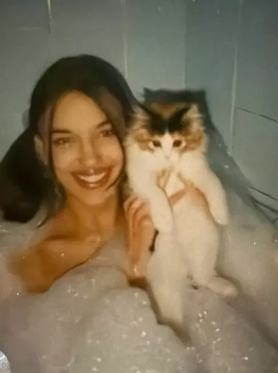 Ностальгия по 90-м: Ирина Шейк показала архивные фото своей юности в Челябинской области