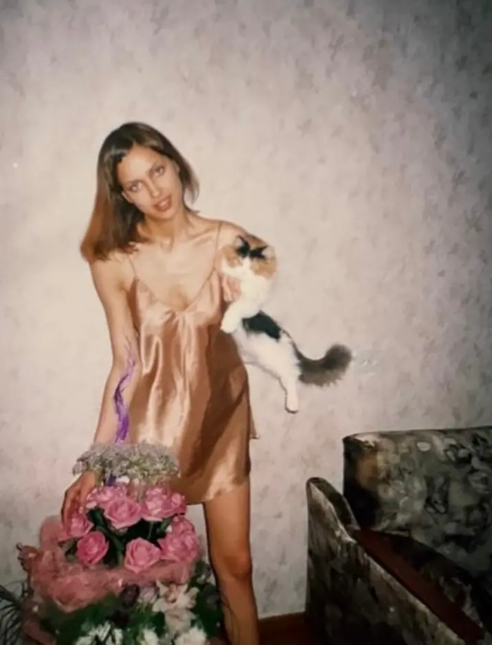 Ностальгия по 90-м: Ирина Шейк показала архивные фото своей юности в Челябинской области