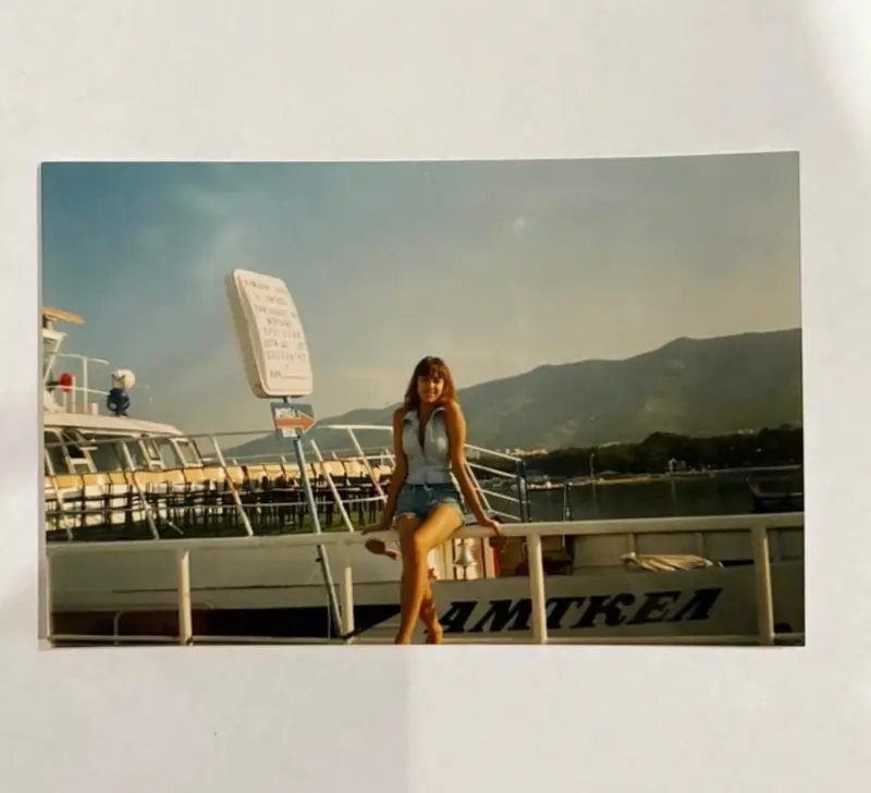 Ностальгия по 90-м: Ирина Шейк показала архивные фото своей юности в Челябинской области