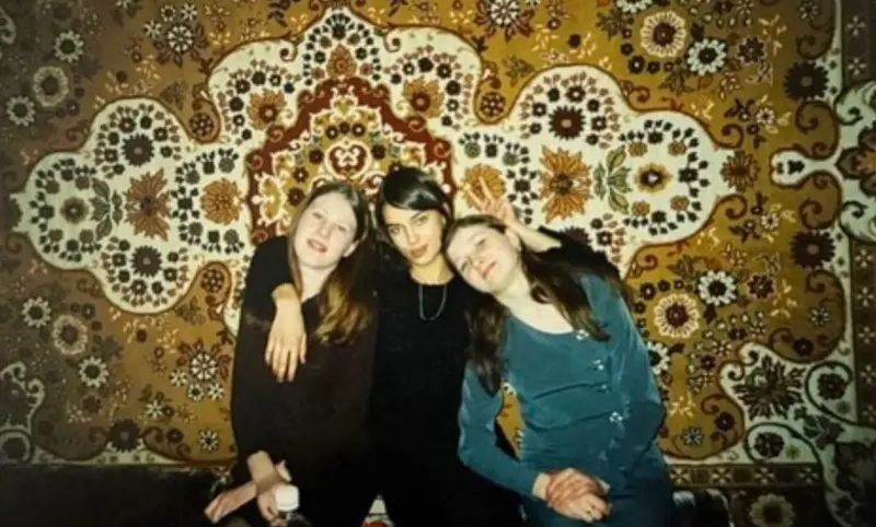 Ностальгия по 90-м: Ирина Шейк показала архивные фото своей юности в Челябинской области