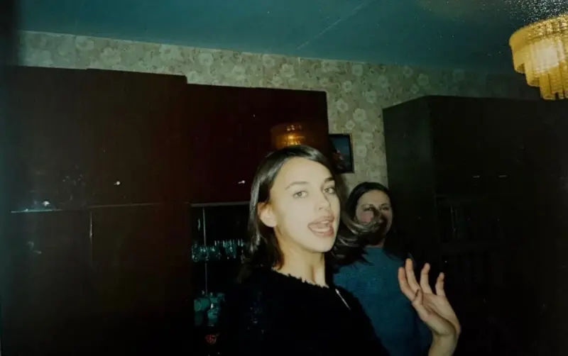 Ностальгия по 90-м: Ирина Шейк показала архивные фото своей юности в Челябинской области