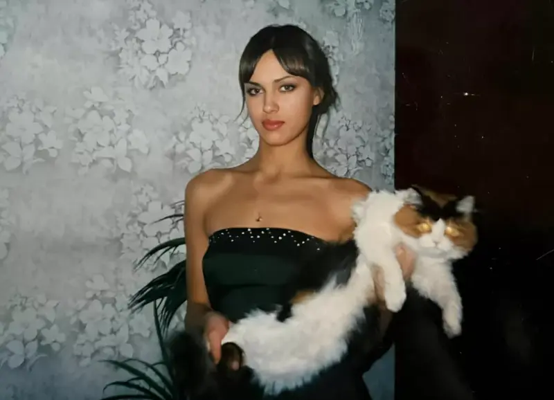 Ностальгия по 90-м: Ирина Шейк показала архивные фото своей юности в Челябинской области