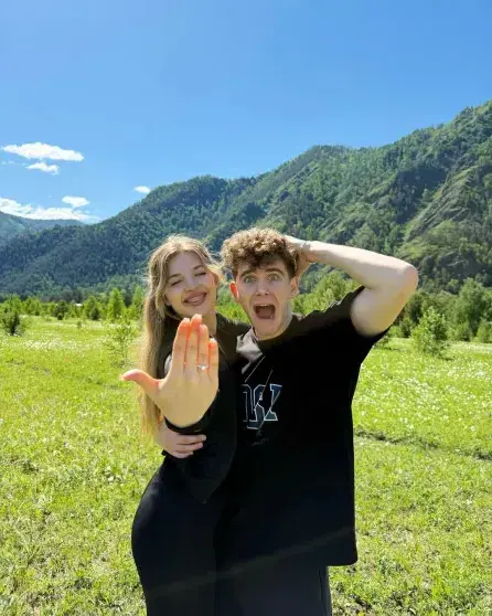 Аня Покров и Артур Бабич официально стали мужем и женой