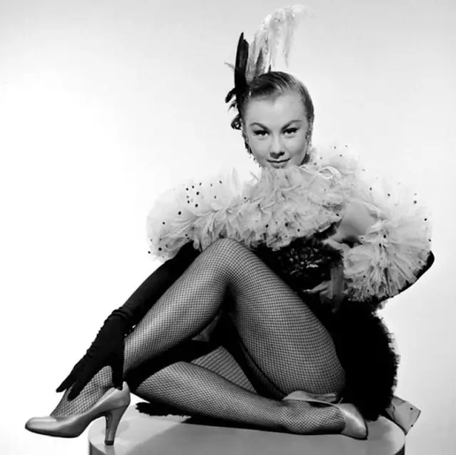 Митци Гейнор в чулках-паутинке