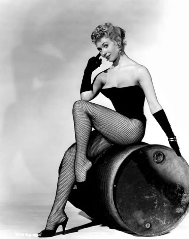 Вера Дей в чулках-паутинке