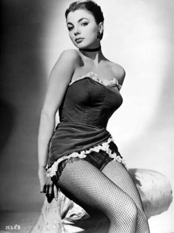 Джоан Коллинз в чулках в сеточку