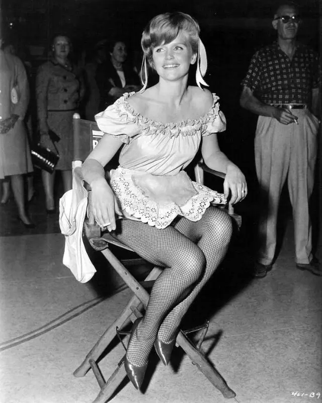 Ли Ремик в ажурных чулках