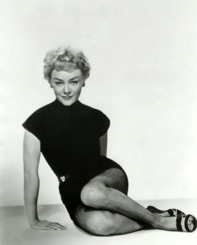 Глинис Джонс в сетчатых чулках