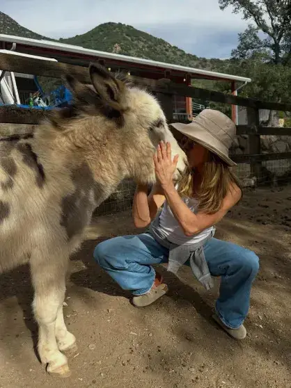 Дженнифер Энистон показала редкие кадры с бойфрендом на Пасху
