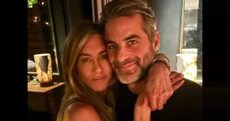 Дженнифер Энистон показала редкие кадры с бойфрендом на Пасху