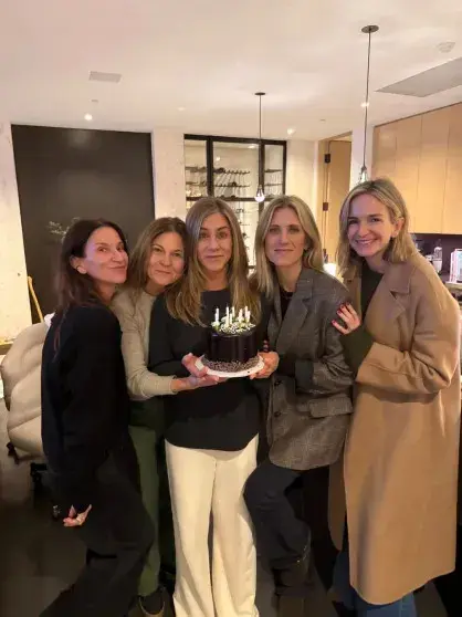 Дженнифер Энистон показала редкие кадры с бойфрендом на Пасху