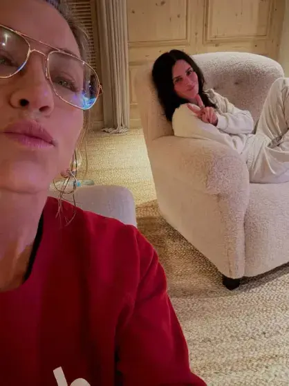 Дженнифер Энистон показала редкие кадры с бойфрендом на Пасху