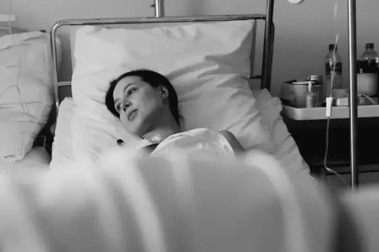 Лерчек в парике держит на руках сына: как блогерша борется с раком