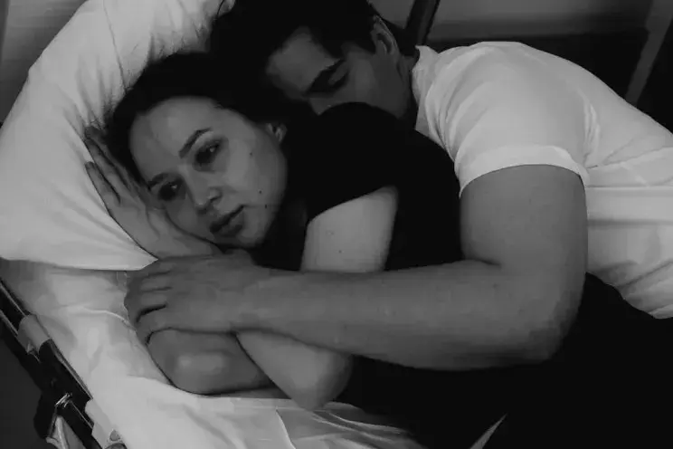 Лерчек в парике держит на руках сына: как блогерша борется с раком