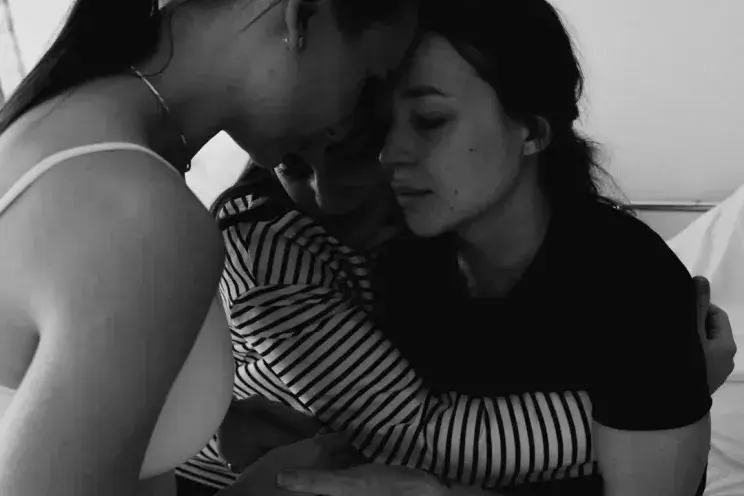 Лерчек в парике держит на руках сына: как блогерша борется с раком