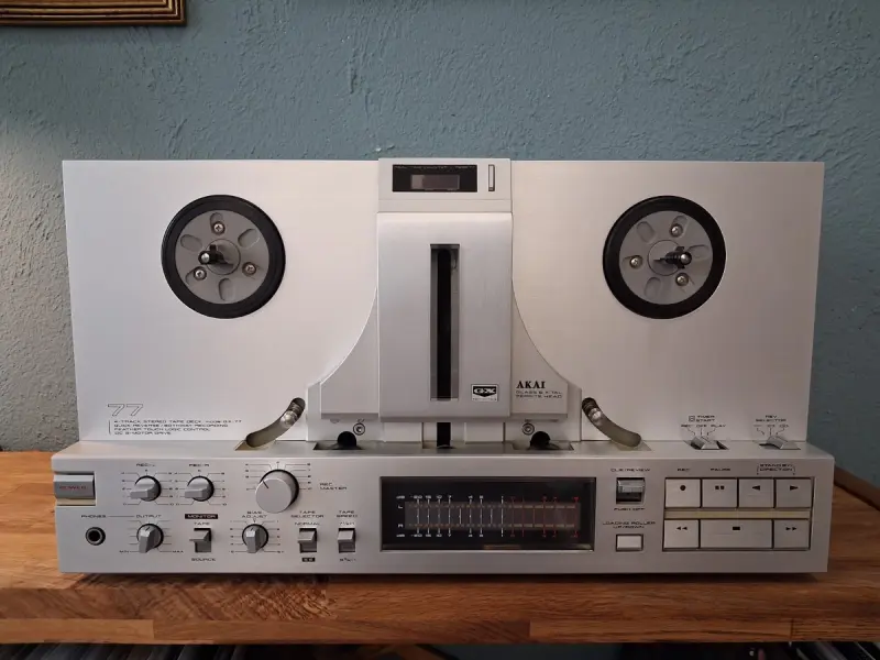 Магнитофон в интерьере