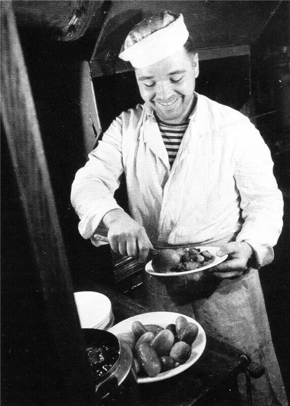 «Второй фронт» в трюме: как и чем питались подводники СССР в боевых походах Банка с американской тушёнкой