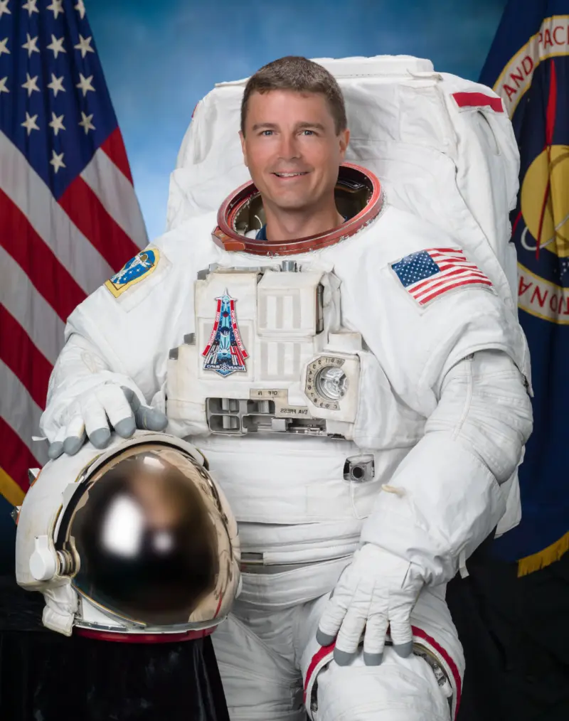 Сердце космоса и Земли: как астронавт Рид Уайзман сделал исторический кадр и посвятил его жене