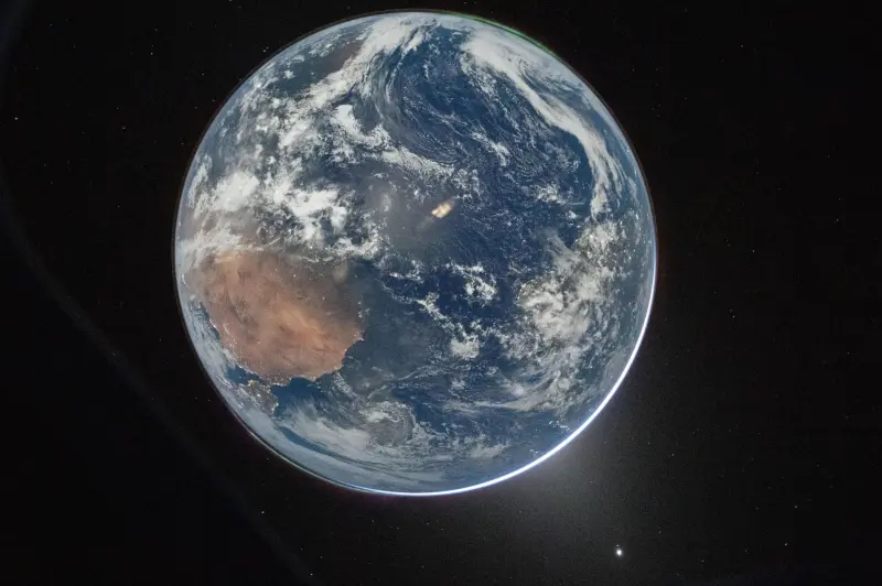 Сердце космоса и Земли: как астронавт Рид Уайзман сделал исторический кадр и посвятил его жене