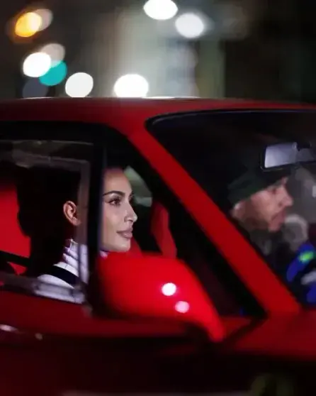 Хэмилтон и Кардашьян: дрифт на Ferrari и первое совместное видео