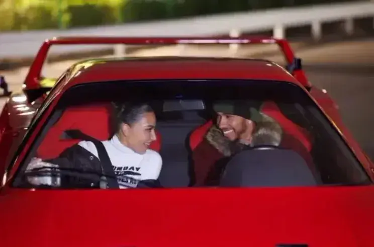 Хэмилтон и Кардашьян: дрифт на Ferrari и первое совместное видео