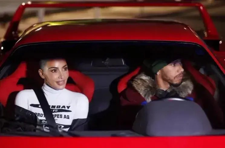 Хэмилтон и Кардашьян: дрифт на Ferrari и первое совместное видео