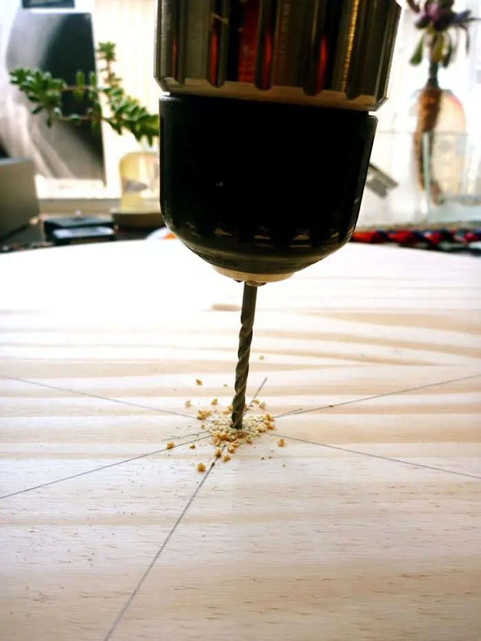 Как найти центр круга с помощью линейки и карандаша