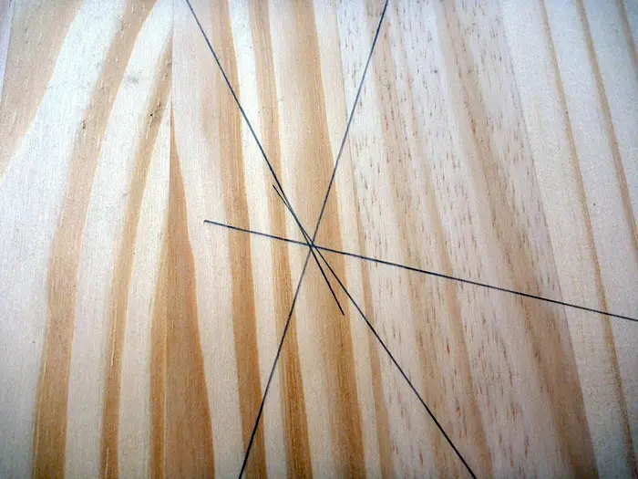 Как найти центр круга с помощью линейки и карандаша