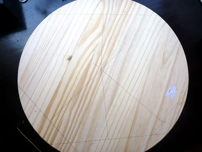 Как найти центр круга с помощью линейки и карандаша