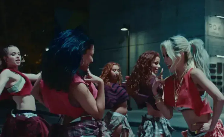 Дочь Анджелины Джоли и Брэда Питта снялась в клипе и повторила образ матери