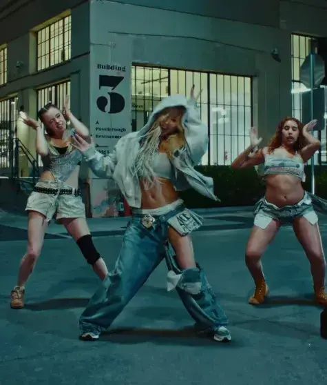 Дочь Анджелины Джоли и Брэда Питта снялась в клипе и повторила образ матери