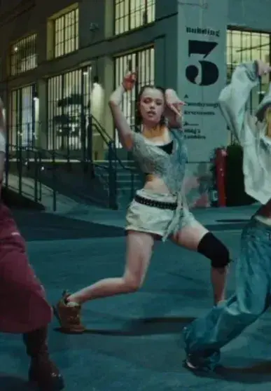 Дочь Анджелины Джоли и Брэда Питта снялась в клипе и повторила образ матери