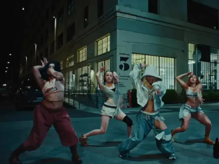 Дочь Анджелины Джоли и Брэда Питта снялась в клипе и повторила образ матери