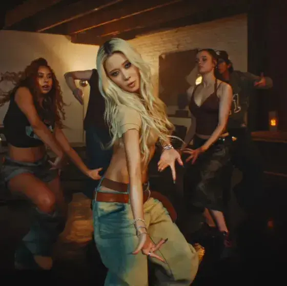 Дочь Анджелины Джоли и Брэда Питта снялась в клипе и повторила образ матери